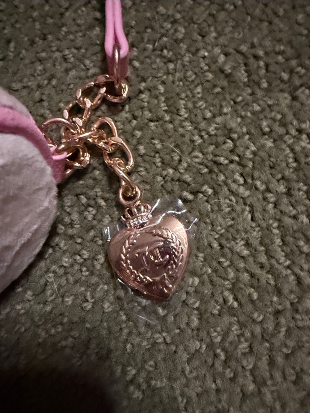 NWOT Juicy Couture fuzzy Pink & Cream Mini Barrel Bag, Charm w/ Gold Chain!! - Picture 2 of 4